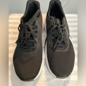 Like new Reebok Women’s running shoes in Black.  Size 10